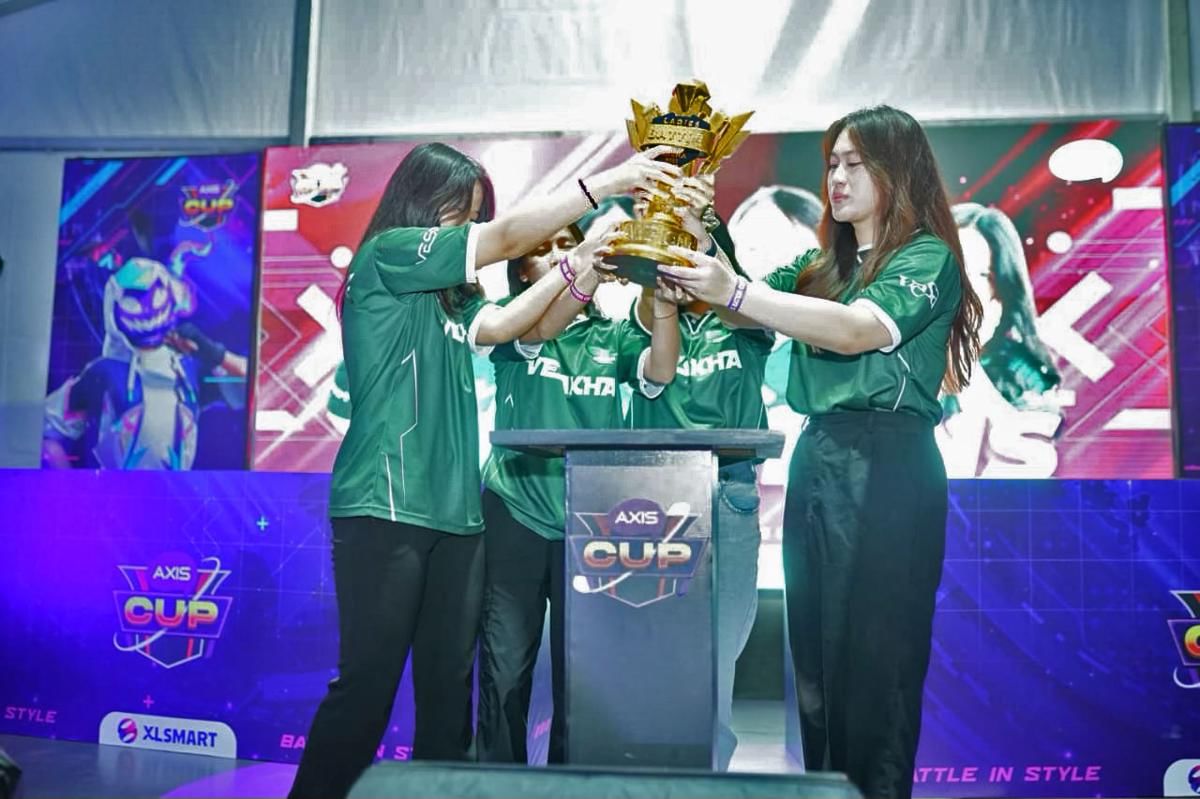 Vesakha Violet mengangkat trofi Free Fire Ladies Battle Arena 2025. (Dok. AXIS)