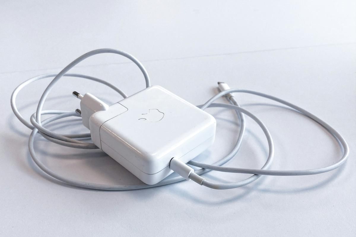 Selalu Gunakan Charger Asli. (unsplash.com/Homemade Media)