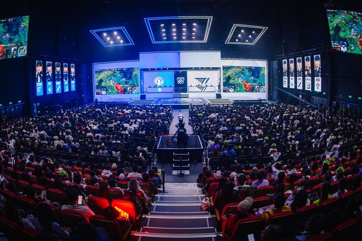 Suasana pertandingan babak play-in Worlds 2025 di Beijing JD Esports Center. (Dok. Riot Games)