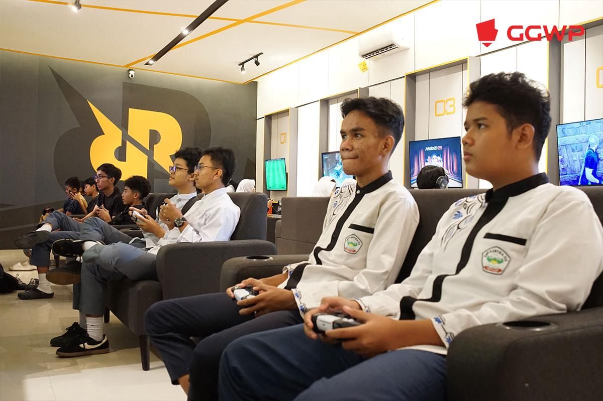 Sekumpulan anak sekolah bermain game konsol di RRQ Arena Bandung. (Dok. GGWP)