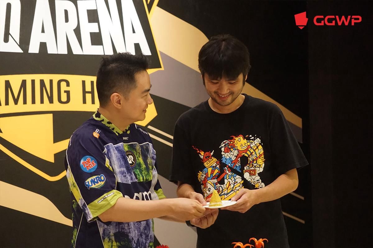 Perersmian RRQ Arena Bandung dengan pemotongan tumpeng. (Dok. GGWP)