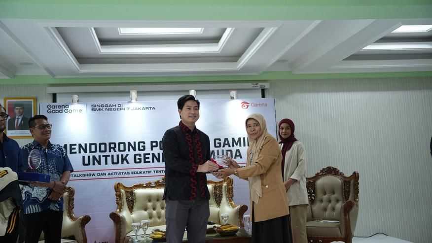 Garena Indonesia bersama Kepala Sekolah SMK Negeri 7 Jakarta Timur.jpg