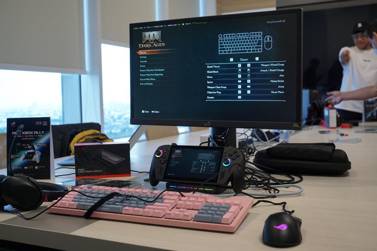 Setup ROG Xbox Ally X yang ter-docking ke monitor. (Dok. GGWP)