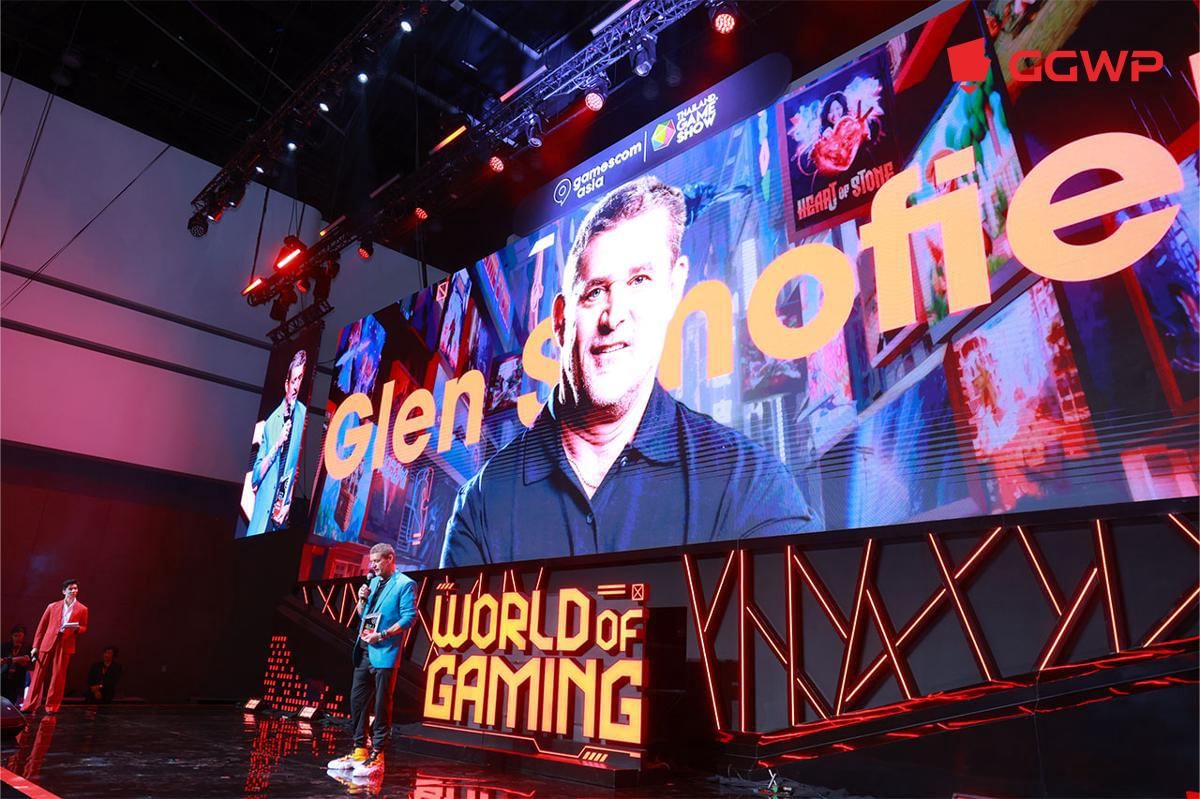 Glen Schofield menerima penghargaan Lifetime Achievement Award di gamescom asia x Thailand Game Show 2025. (Dok. GGWP)