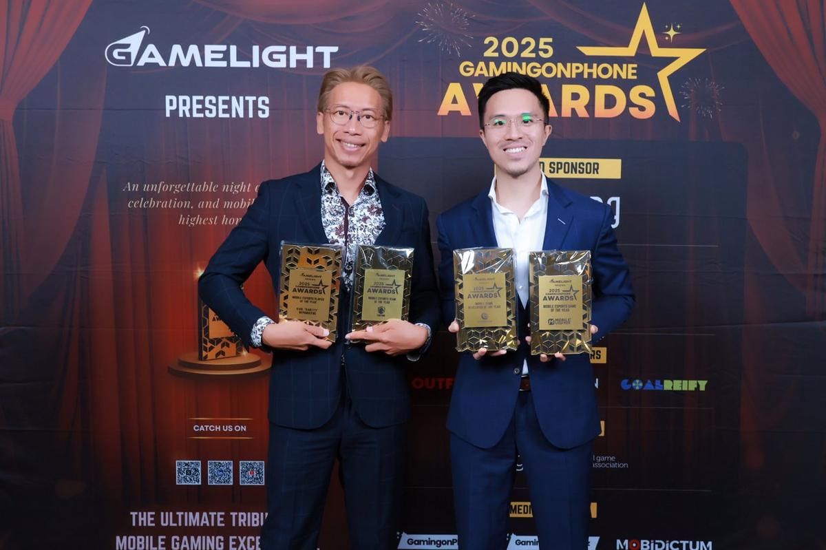 Perwakilan Moonton, Eric Wu (Senior Partnerships Manager, Esports Ecosystem, kiri) dan Marcus Lim (Head of Overseas Public Relations, kanan) menerima 4 penghargaan untuk Mobile Legends di GamingonPhone Awards 2025. (Dok. Moonton)