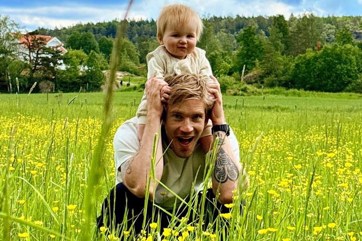 PewDiePie bersama anaknya di Swedia. (YouTube)