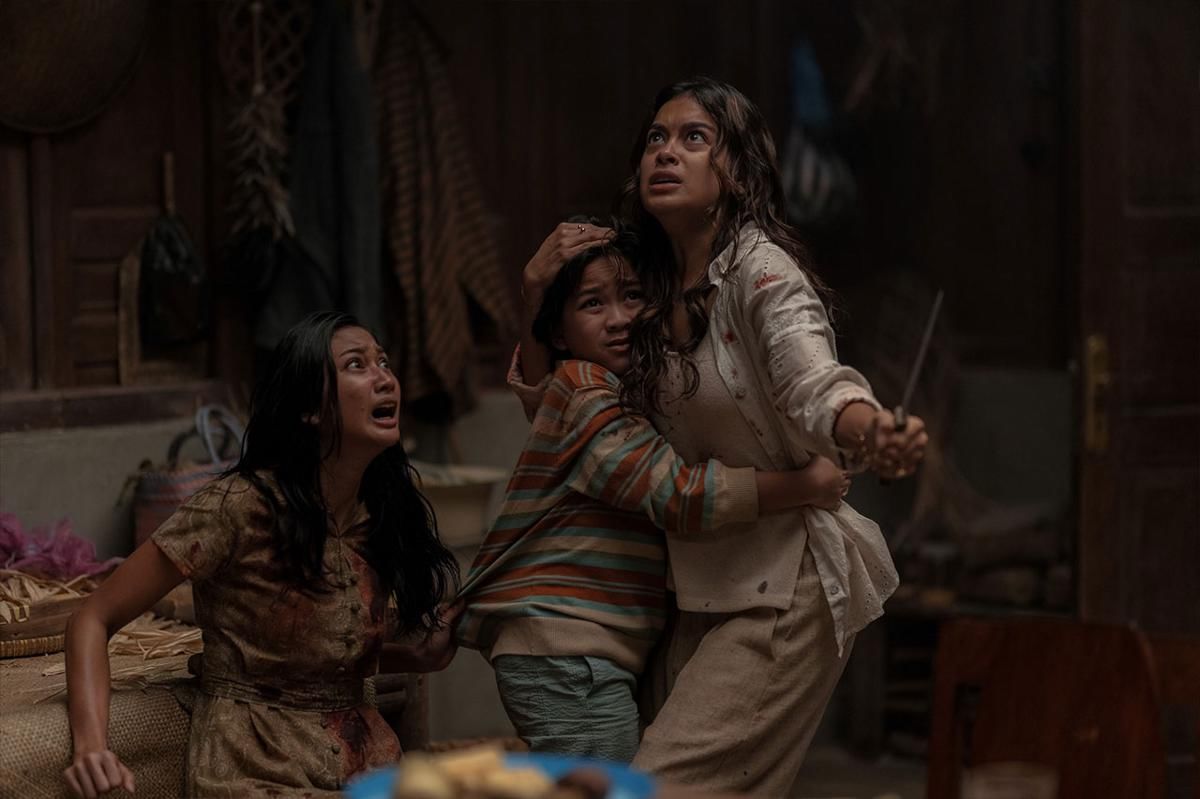 Bertahan hidup dari ancaman warga desa yang menjadi zombie. (Dok. Netflix)