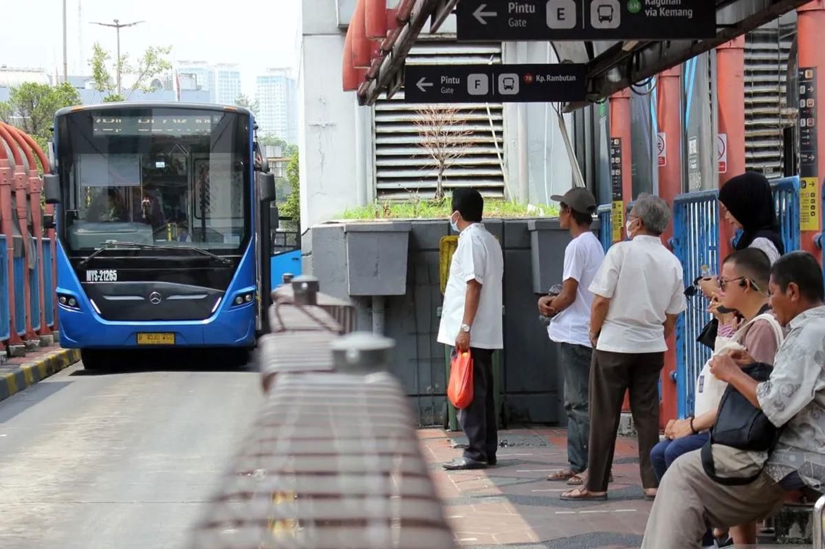 Halte TransJakarta Blok M. (Antara)