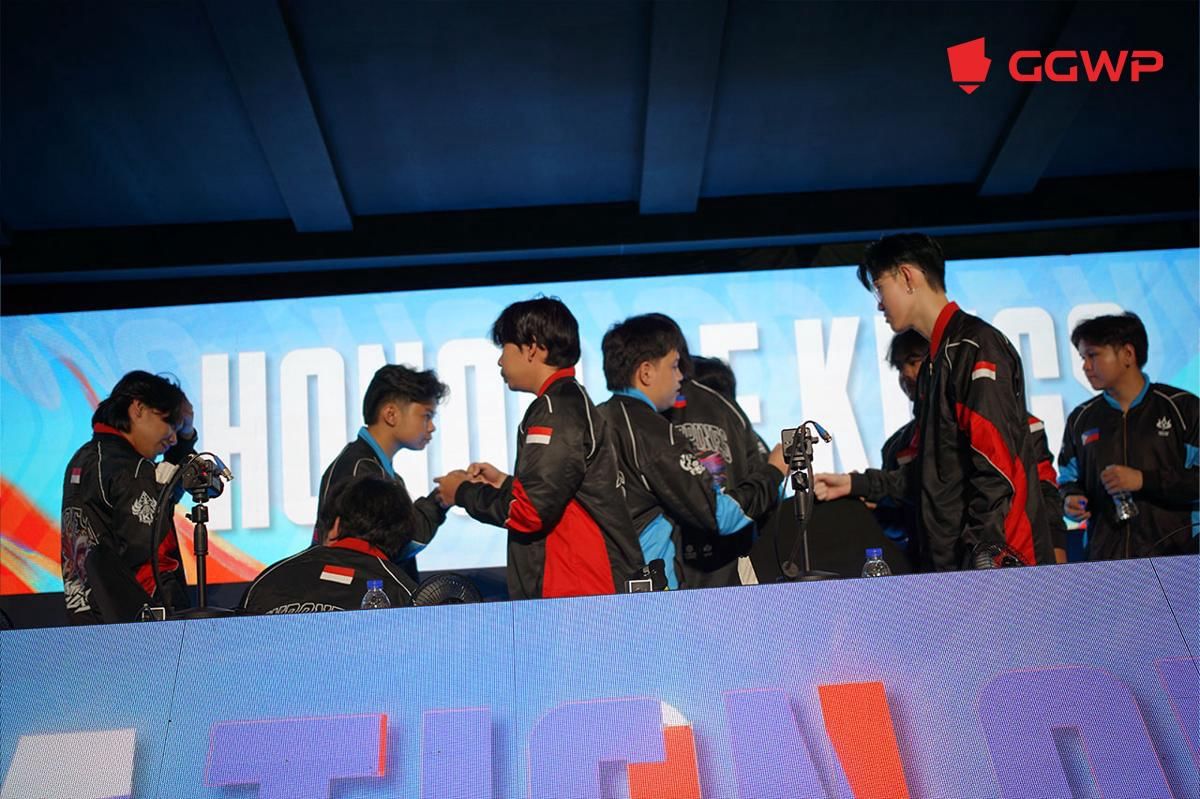 Blacklist International dan Alter Ego memberikan salam respek di game terakhir. (Dok. GGWP)