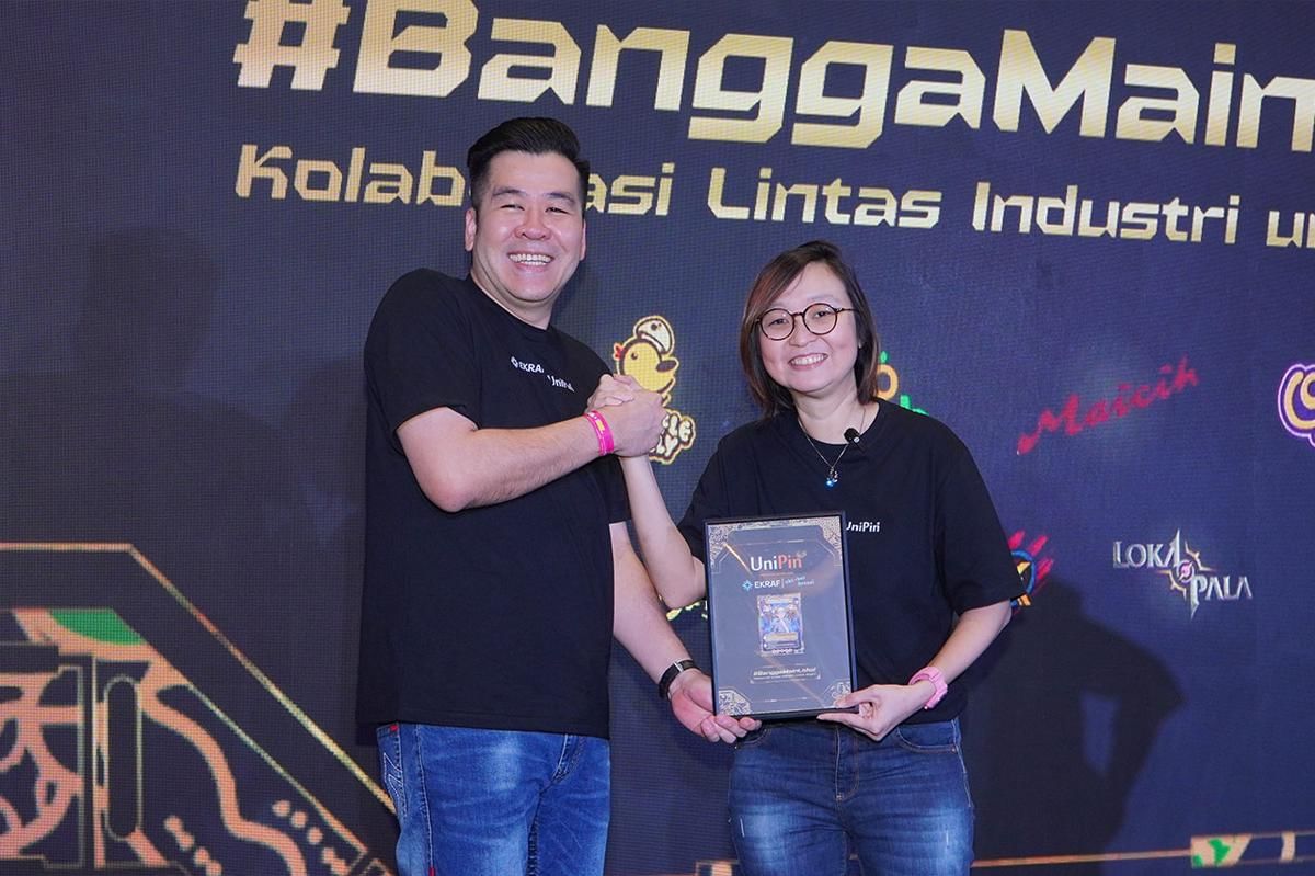 Penyerahan trading card simbolis kepada Wamenekraf Irene Umar. (Dok. UniPin)