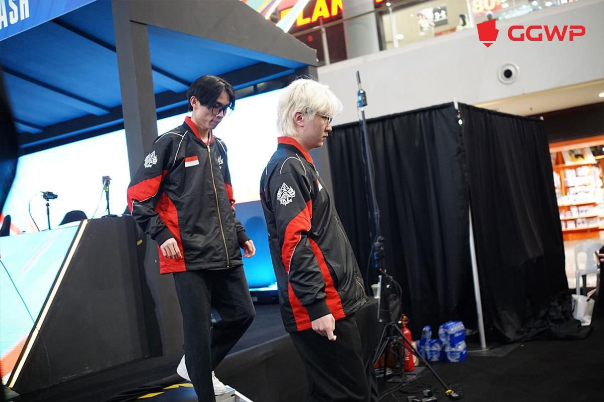 ZhanQ dan Niel turun dari stage usai game mereka berakhir. (Dok. GGWP)
