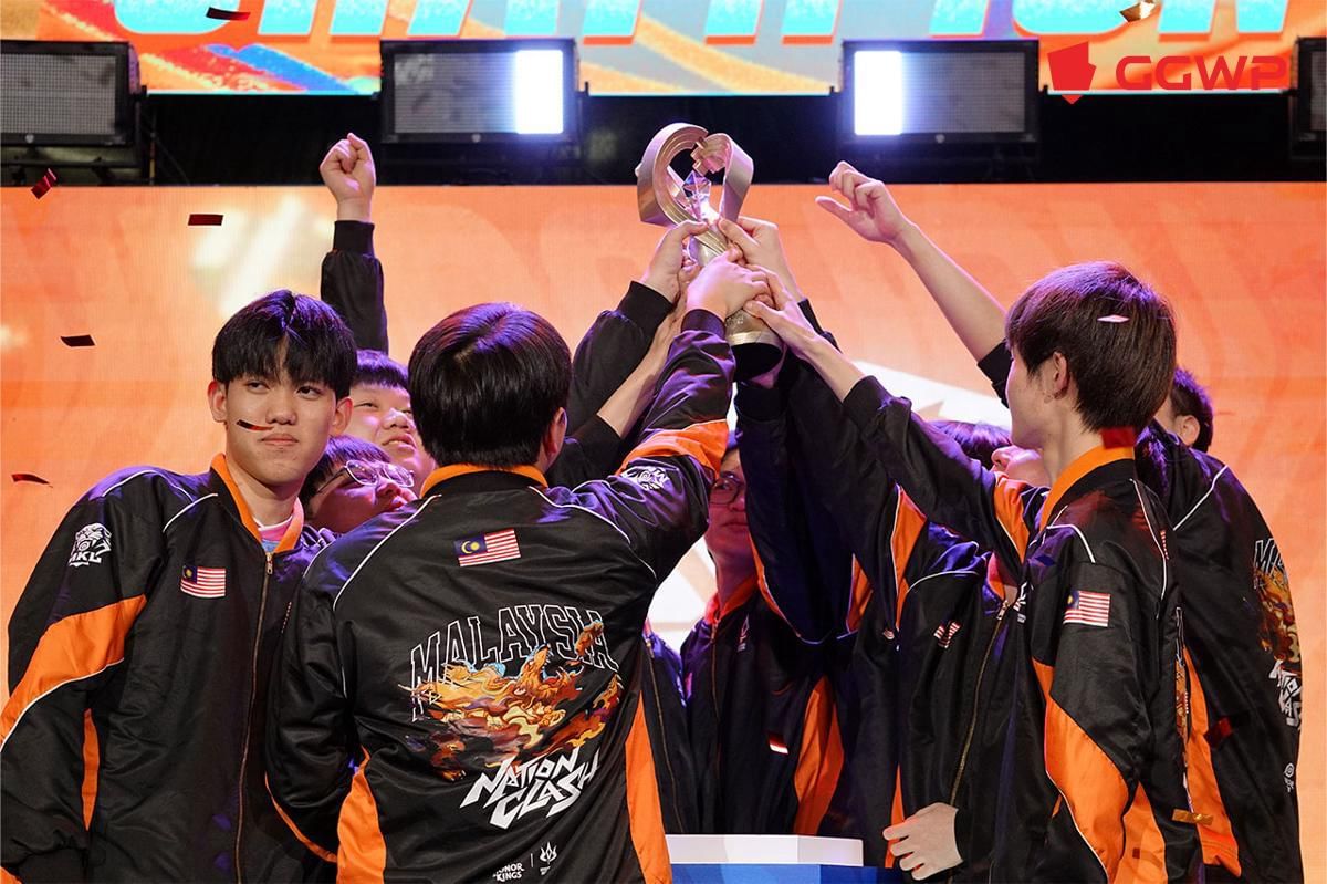 HomeBois BSE dan Alpha Gaming mengangkat trofi KNC 2025. (Dok. GGWP)