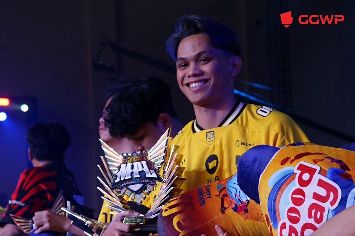 Skylar memamerkan penghargaannya. (Dok. GGWP)