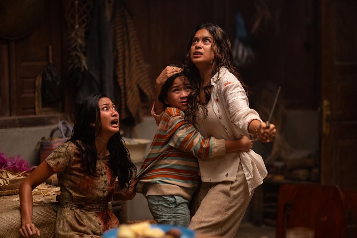 Adegan dari film Abadi Nan Jaya yang dirilis oleh Mowin Pictures dan tersedia di Netflix Indonesia. (dok Netflix/Abadi Nan Jaya)