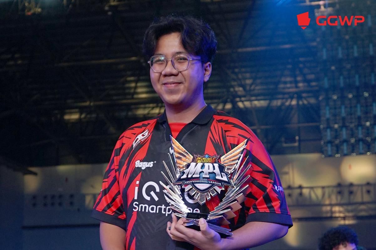 Shogun bersama gelar Rookie of the Season-nya. (Dok. GGWP)