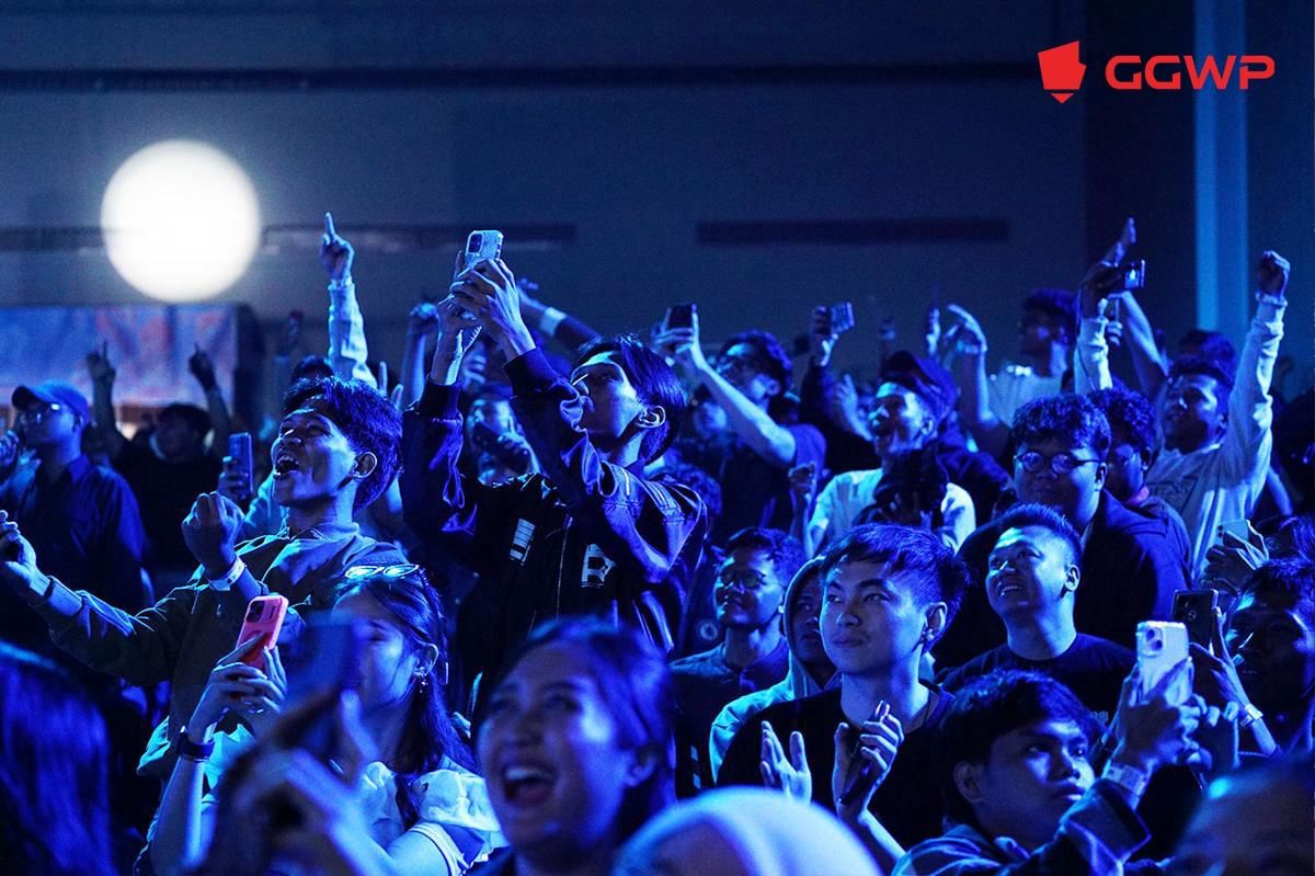 Ratusan EVOS Fams di tribun depan mengeluarkan ponsel untuk merekam momen kemenangan EVOS atas Dewa United. (Dok. GGWP)