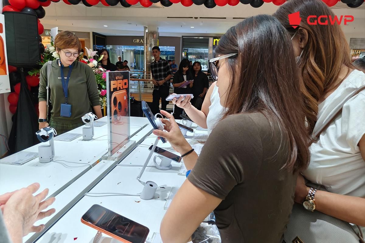 Pengunjung mencoba langsung iPhone 17 Series di dalam store. (Dok. GGWP)