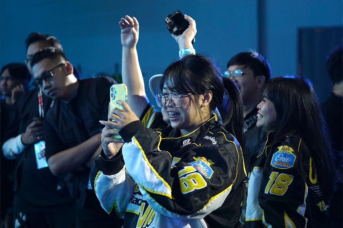 Seorang superfan ONIC Esports merekam momen kemenangan ONIC. (Dok. GGWP)