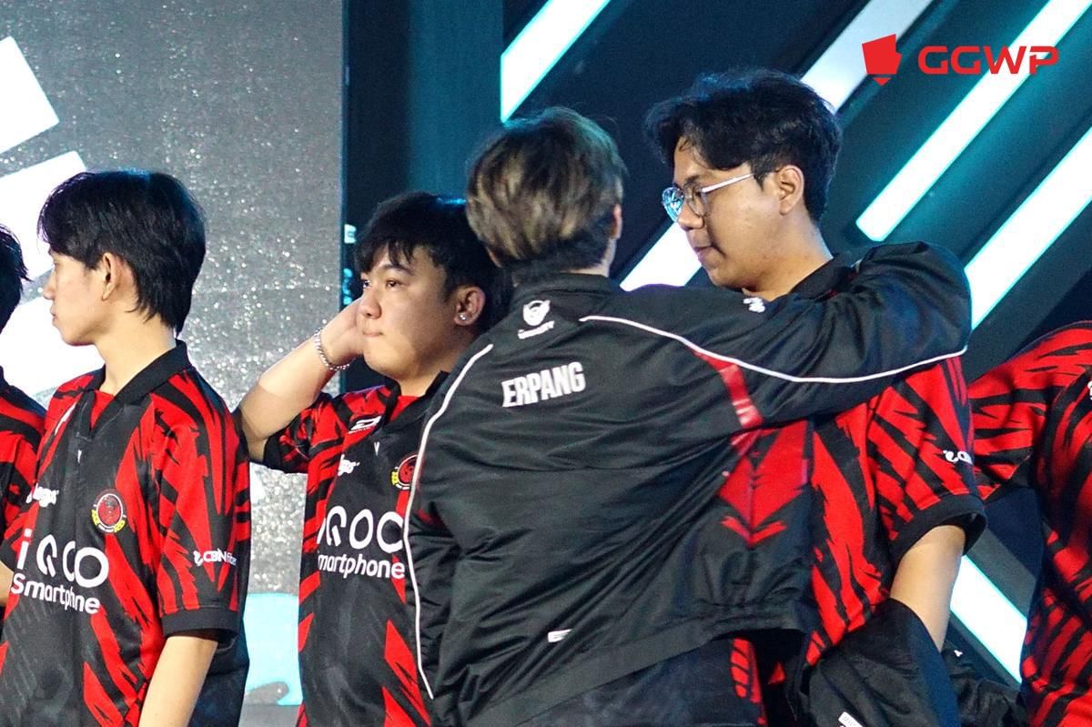 Coach Erpang memeluk Shogun usai kalah dari EVOS. (Dok. GGWP)