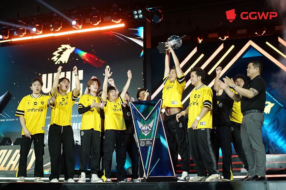 Skylar mengangkat trofi Immortal Cup usai memenangkan babak grand final MPL ID S16. (Dok. GGWP)