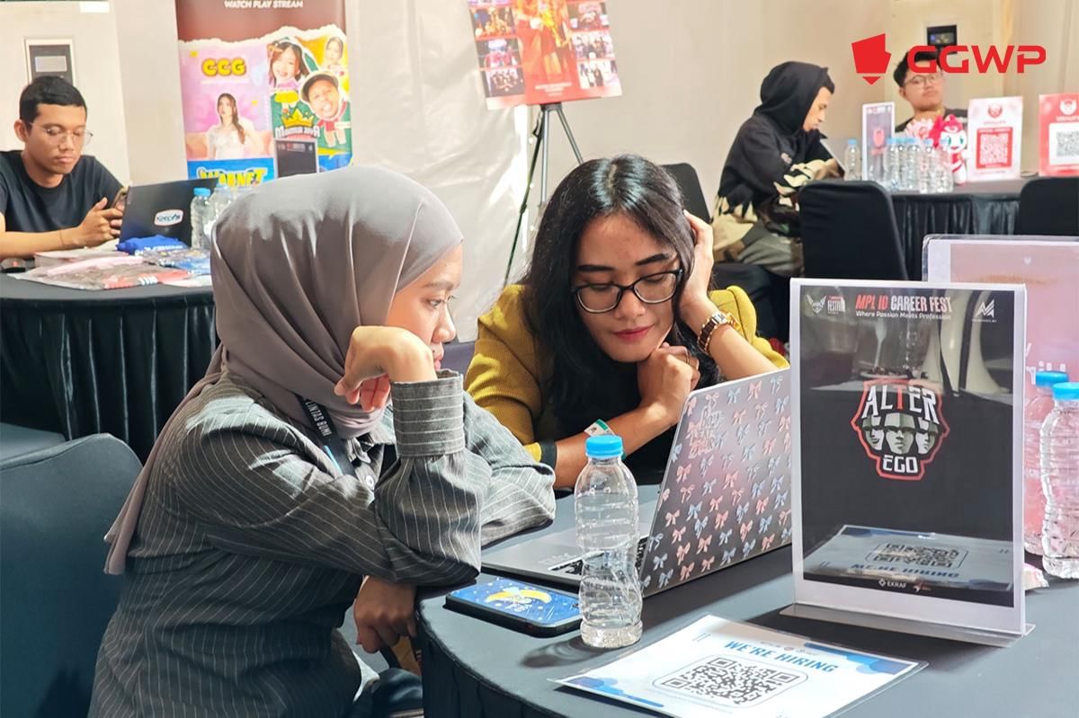 Seorang pencari kerja berkonsultasi dengan tim rekrutmen Alter Ego. (Dok. GGWP)