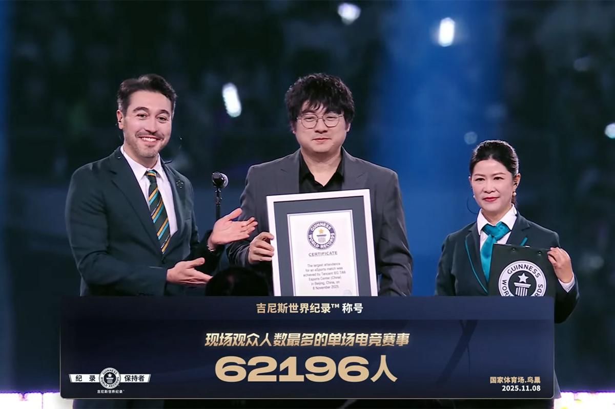 Tim HOK yang diwakili Cheng Huang menerima rekor Guinness World Records untuk penonton pertandingan esports terbanyak di dunia. (Dok. Level Infinite)