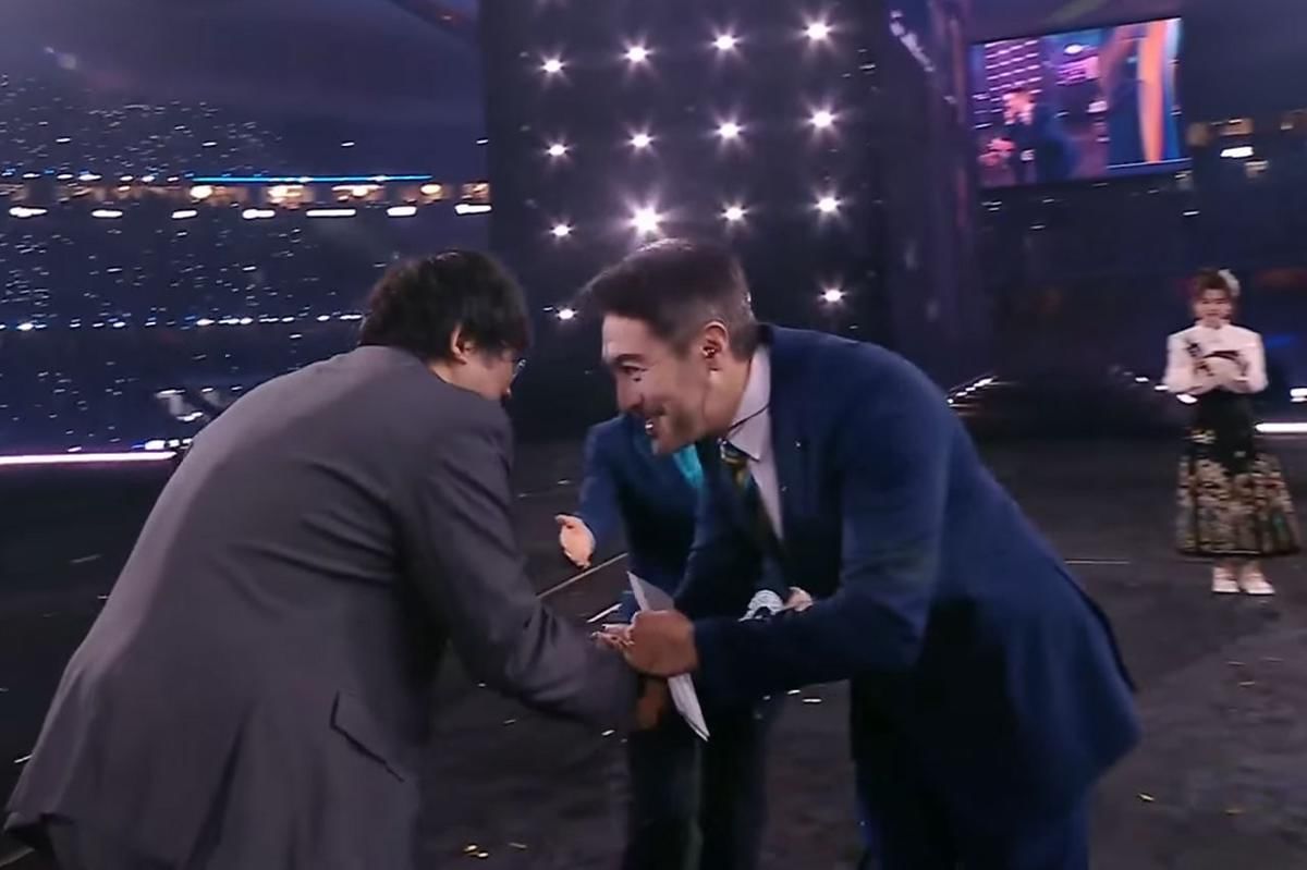 Prosesi penyerahan piagam rekor dunia. (Dok. Level Infinite)