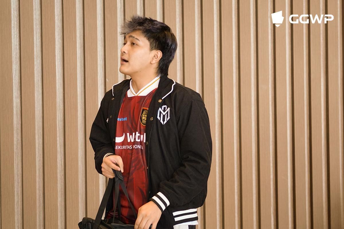 Nino memasuki area NICE PIK2 sebelum grand final MPL ID S16. (Dok. GGWP)
