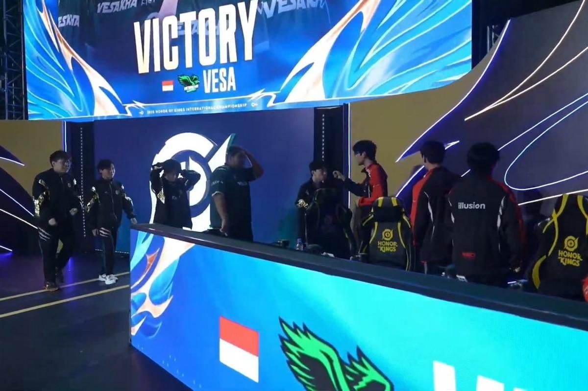 Vesakha bermain teratur dan terarah untuk jatuhkan Nongshim. (Dok. HOK Esports)