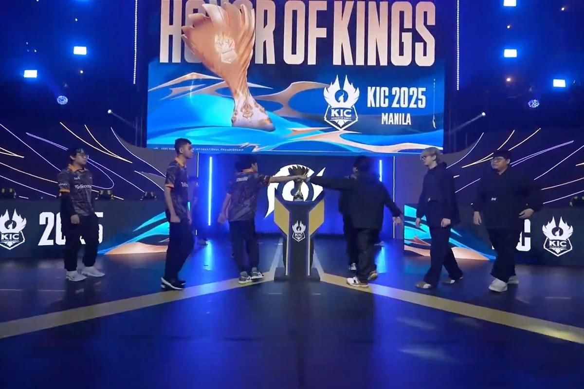 Kagendra dan BOOM Esports bersalaman sebelum match dimulai. (Dok. HOK Esports)