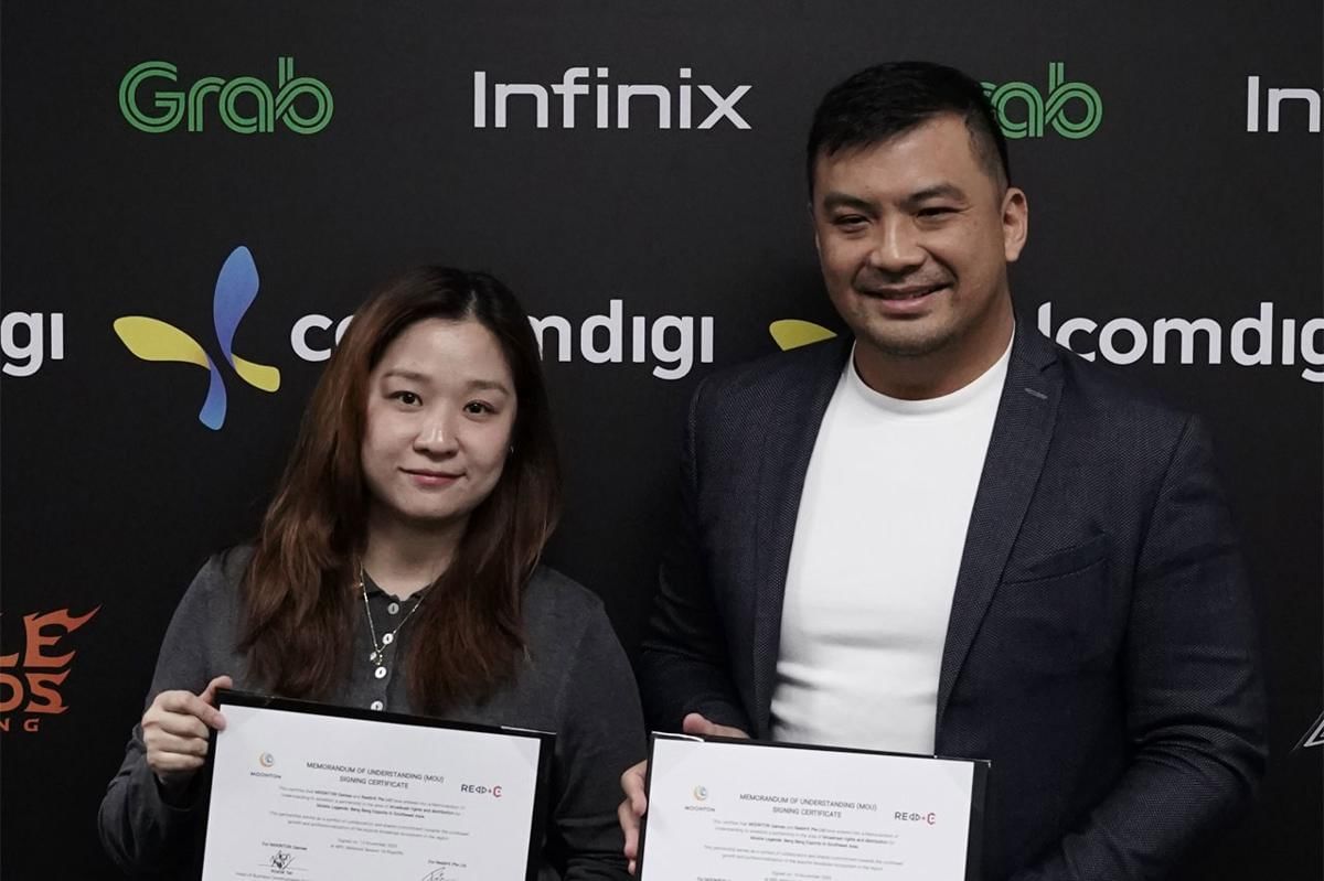 Krystal Tan (Moonton) dan Yip Ren Kai (Redd+E) menandatangani MOU kerjasama antara Moonton dan Redd+E. (Dok. Moonton)