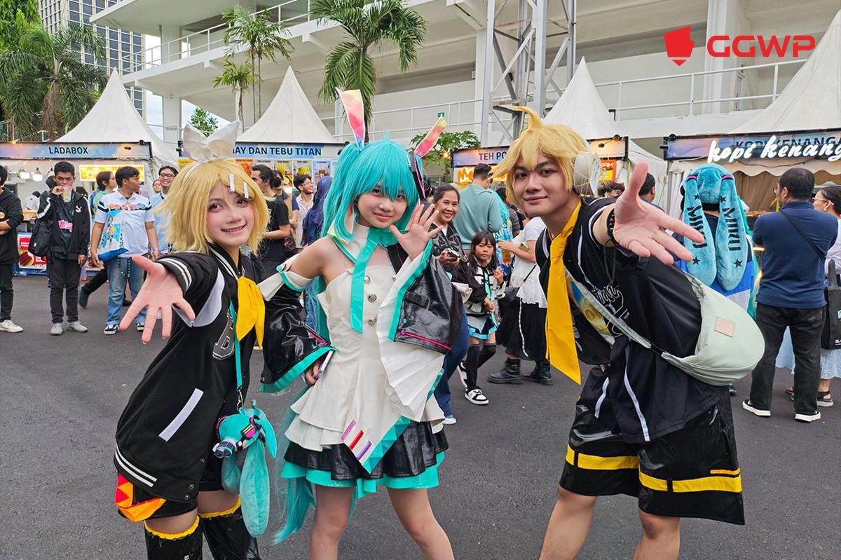 Cosplayer di area Miku Expo 2025 di depan Tennis Indoor Senayan. (Dok. GGWP)