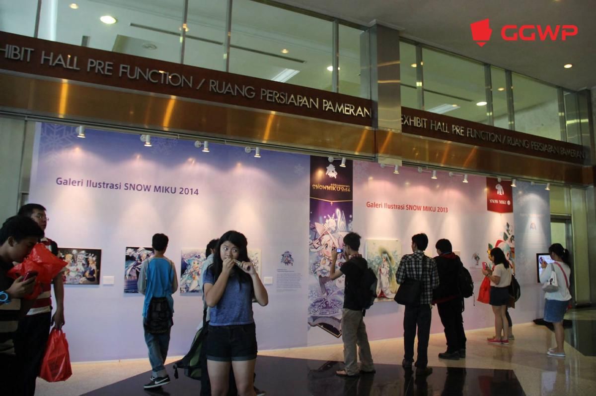 Pengunjung Miku Expo 2014 melihat galeri Snow Miku. (Dok. GGWP)