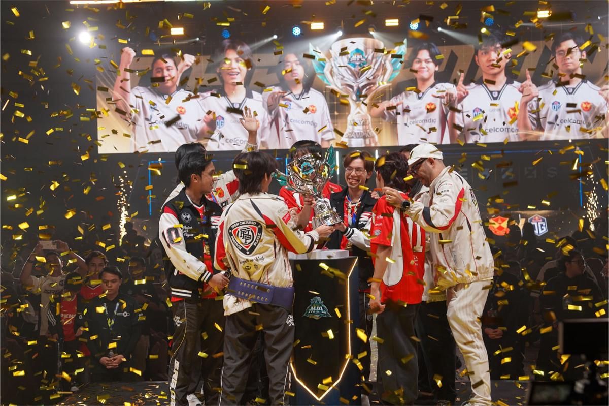 SRG.OG mengangkat trofi MPL MY S16. (Dok. MPL Malaysia)