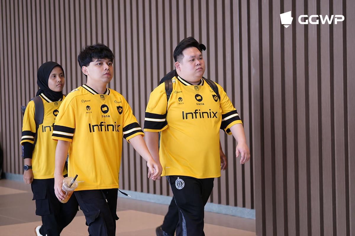 Coaching staff ONIC Esports berjalan menuju backstage. (Dok. GGWP)