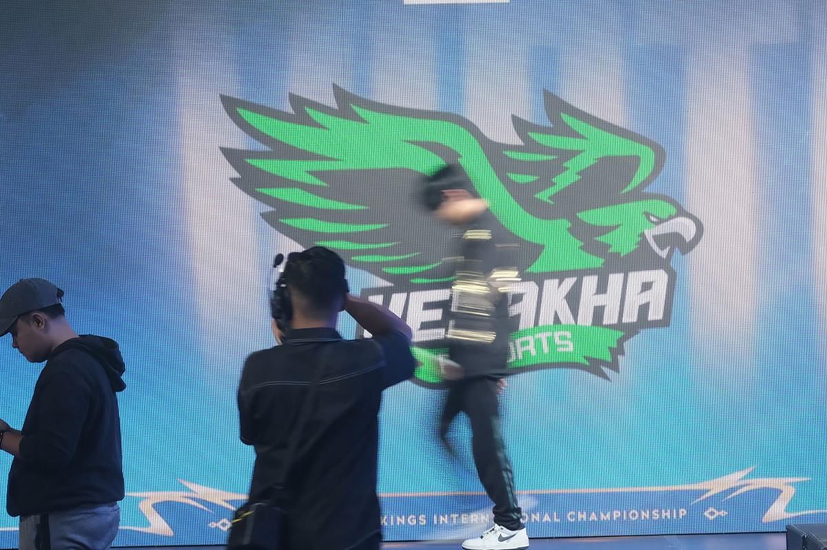 Pemain Vesakha Esports berjalan masuk ke area stage KIC 2025. (Dok. Level Infinite)