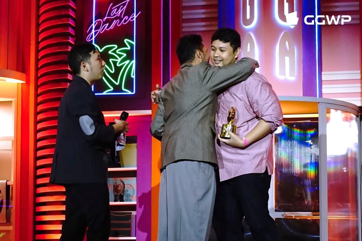 Tim Pikselnesia menerima penghargaan TLGA Indonesian Game of the Year untuk Afterlove EP. (Dok. GGWP)