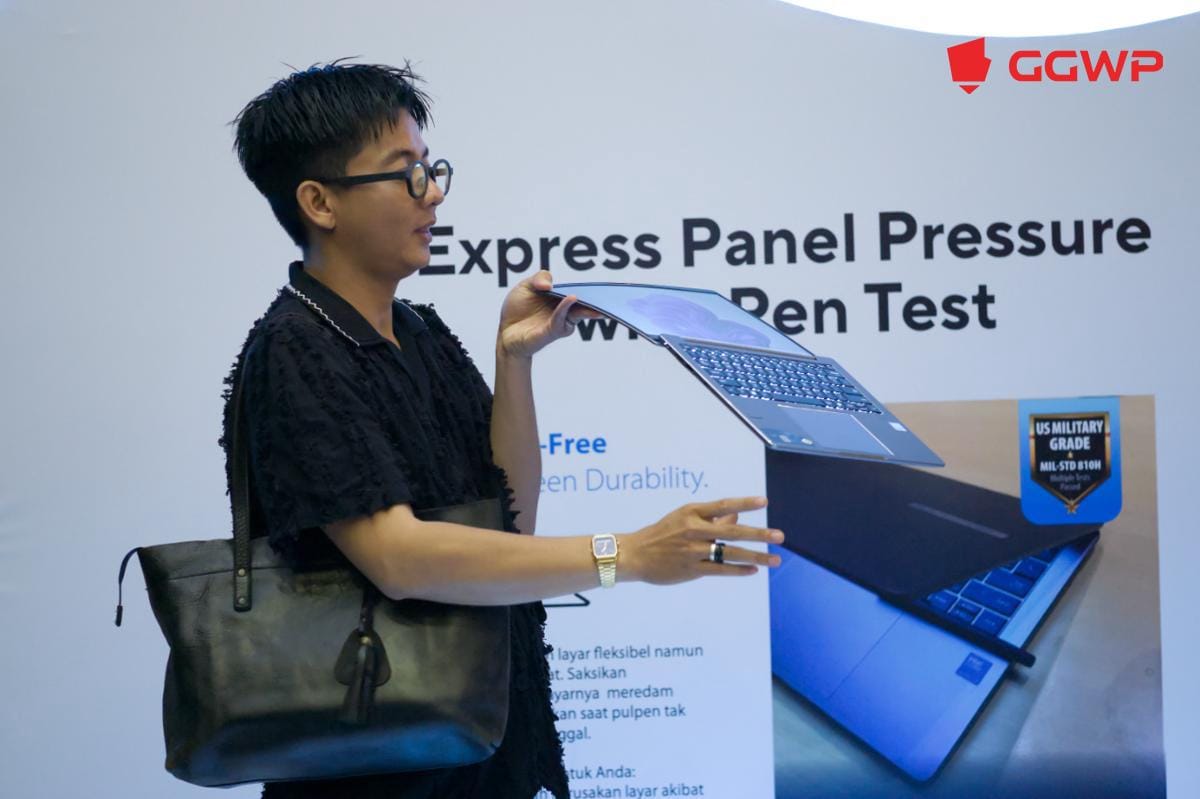 Seorang pengguna menguji ketahanan engsel dan layar ASUS ExpertBook. (Dok. GGWP)