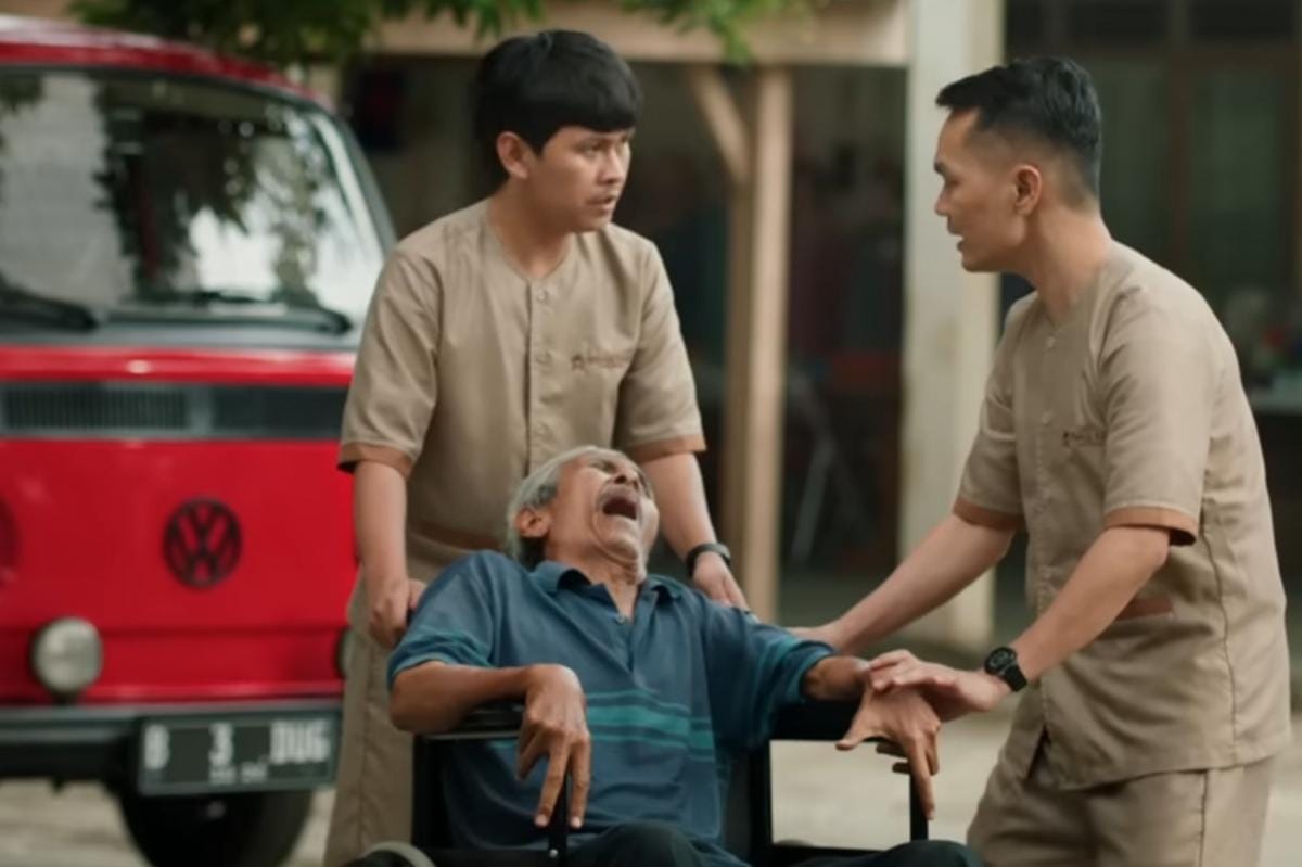 Latar Panti Jompo yang Unik (dok. Agak Laen Official/Agak Laen: Menyala Pantiku!)