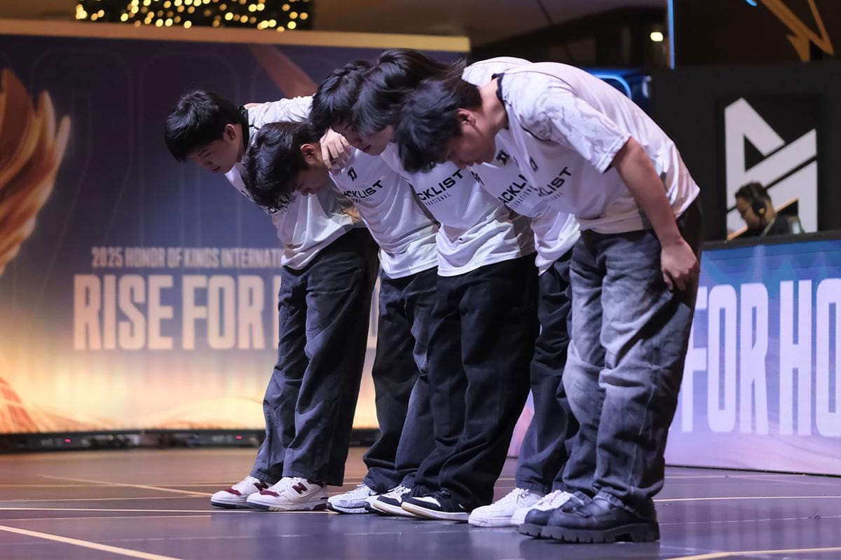 Blacklist International membungkuk memberikan salam perpisahan kepada fans Filipina. (Dok. Level Infinite)