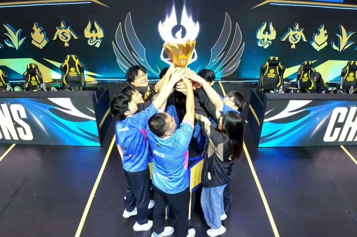 HomeBois BSE mengangkat trofi KIC 2025. (Dok. Level Infinite)