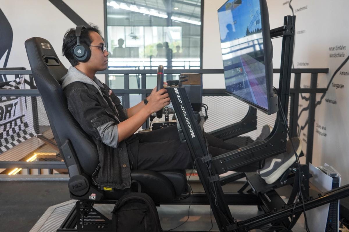 Thrustmaster T598 terpasang pada rig simulator. (Dok. Technosolution)