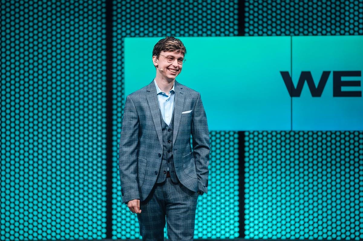 Di samping streaming, Caedrel juga merupakan seorang caster. (Liquipedia)