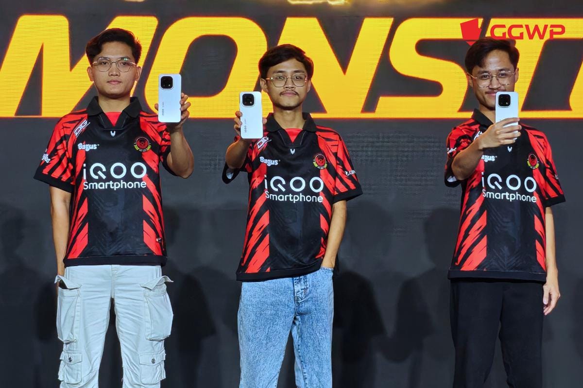 Zuxxy, Luxxy, dan Ryzen berfoto bersama iQOO 15. (Dok. GGWP)