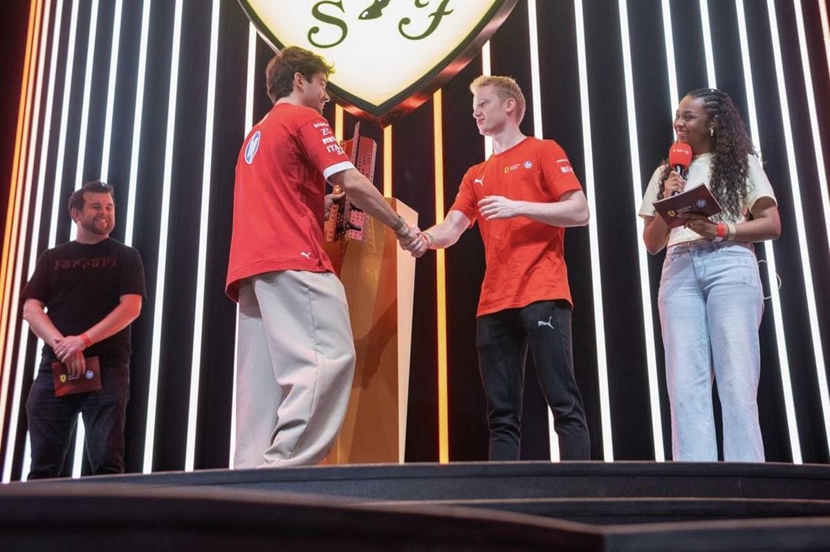 Kareckas menerima trofi yang diberikan oleh Charles Leclerc. (Dok. Ferrari)