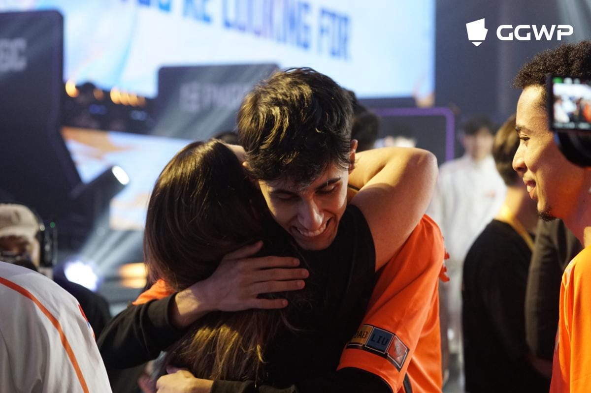 Revo77K berpelukan dengan manajer tim Alpha7. (Dok. GGWP/Mecca Medina)