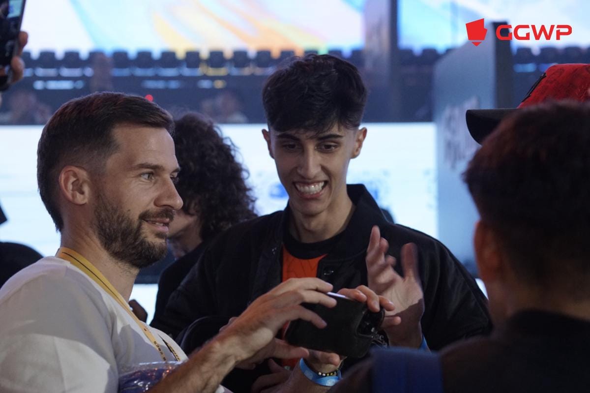 Revo77k berfoto bersama fans. (Dok. GGWP/Mecca Medina)