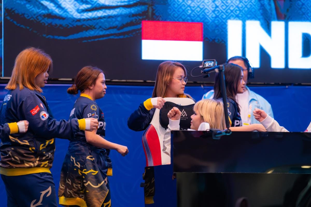 Ayanami dan tim Filipina bersalaman dengan pemain Indonesia. (Dok. Moonton)