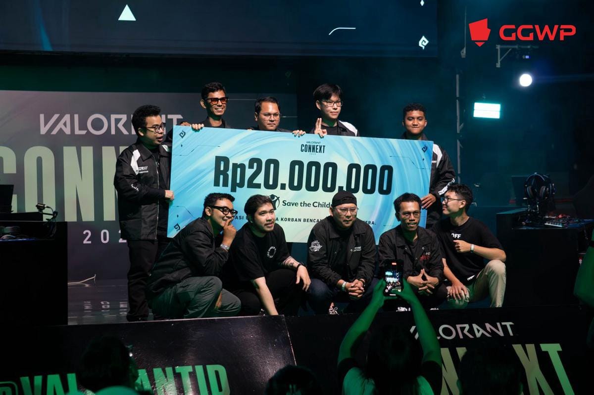 GGWP dan Dunia Games mendonasikan uang hadiah showmatch kepada Save the Children. (Dok. GGWP/Mecca Medina)