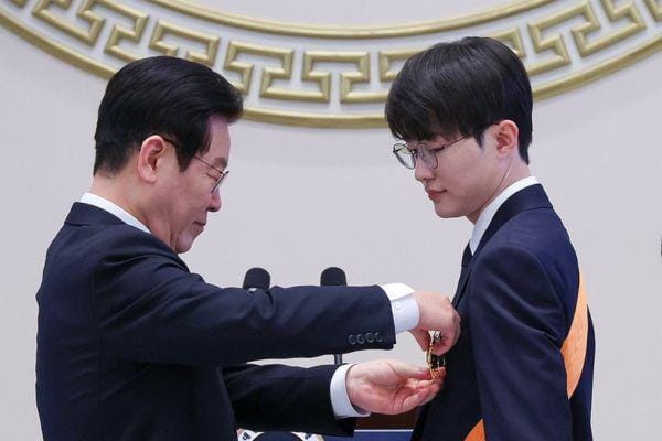 Setara dengan Son Heung-min, Faker Terima Medali Olahraga Tertinggi Korea